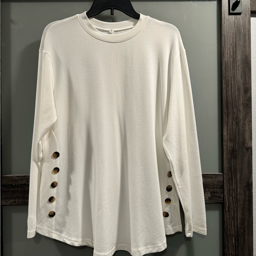White long sleeved blouse with buttons down the front. Size XL White/cream